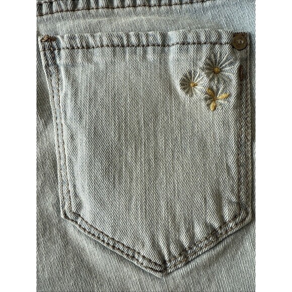 Blue Epic Women’s Light Wash Flower Embroidered Denim Shorts Size 12 - Picture 7 of 9